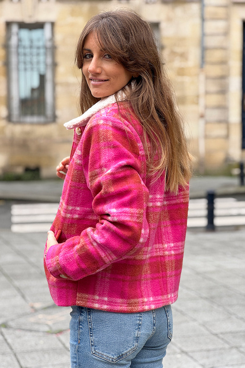 Manteau court à carreaux fuchsia en feutrine col moumoute