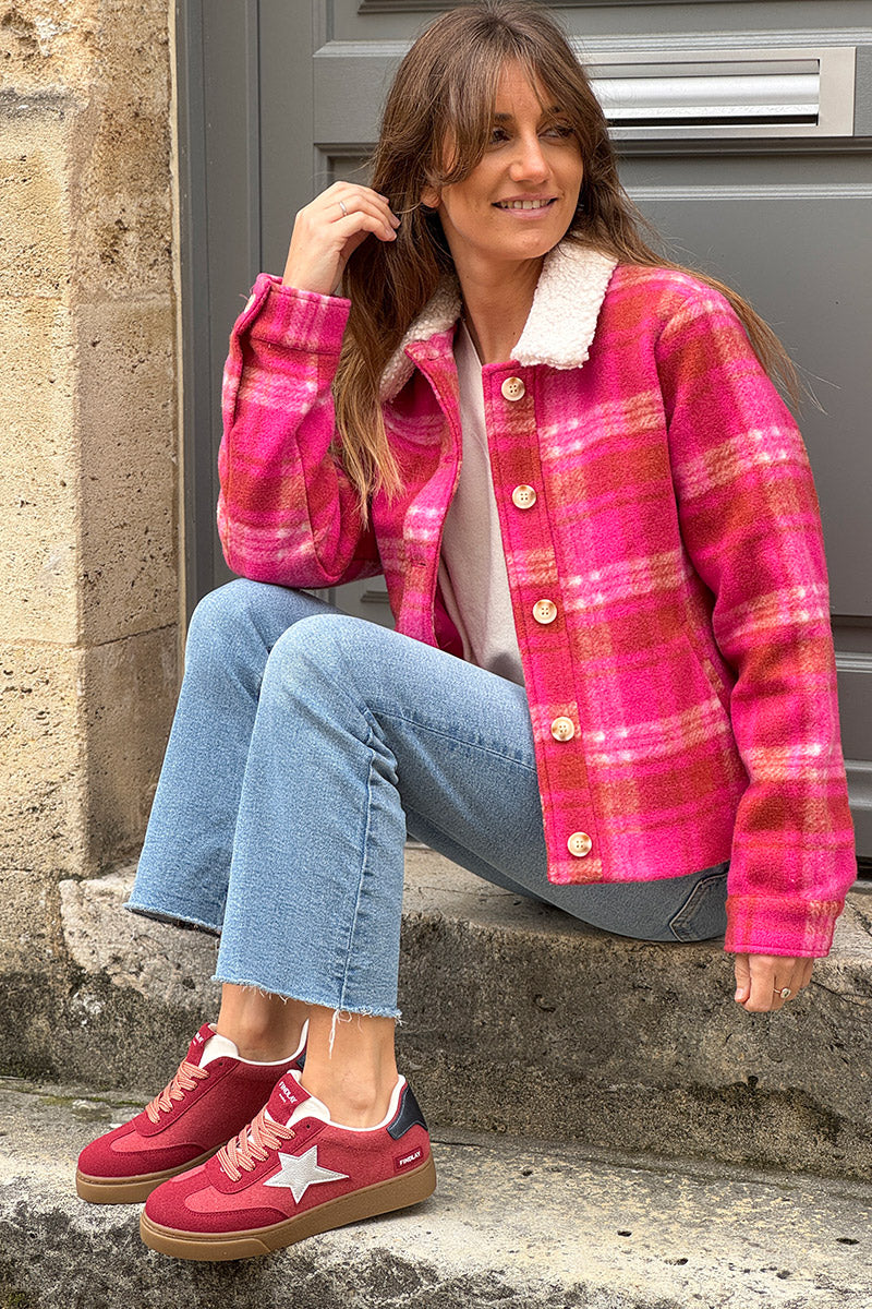 Manteau court à carreaux fuchsia en feutrine col moumoute