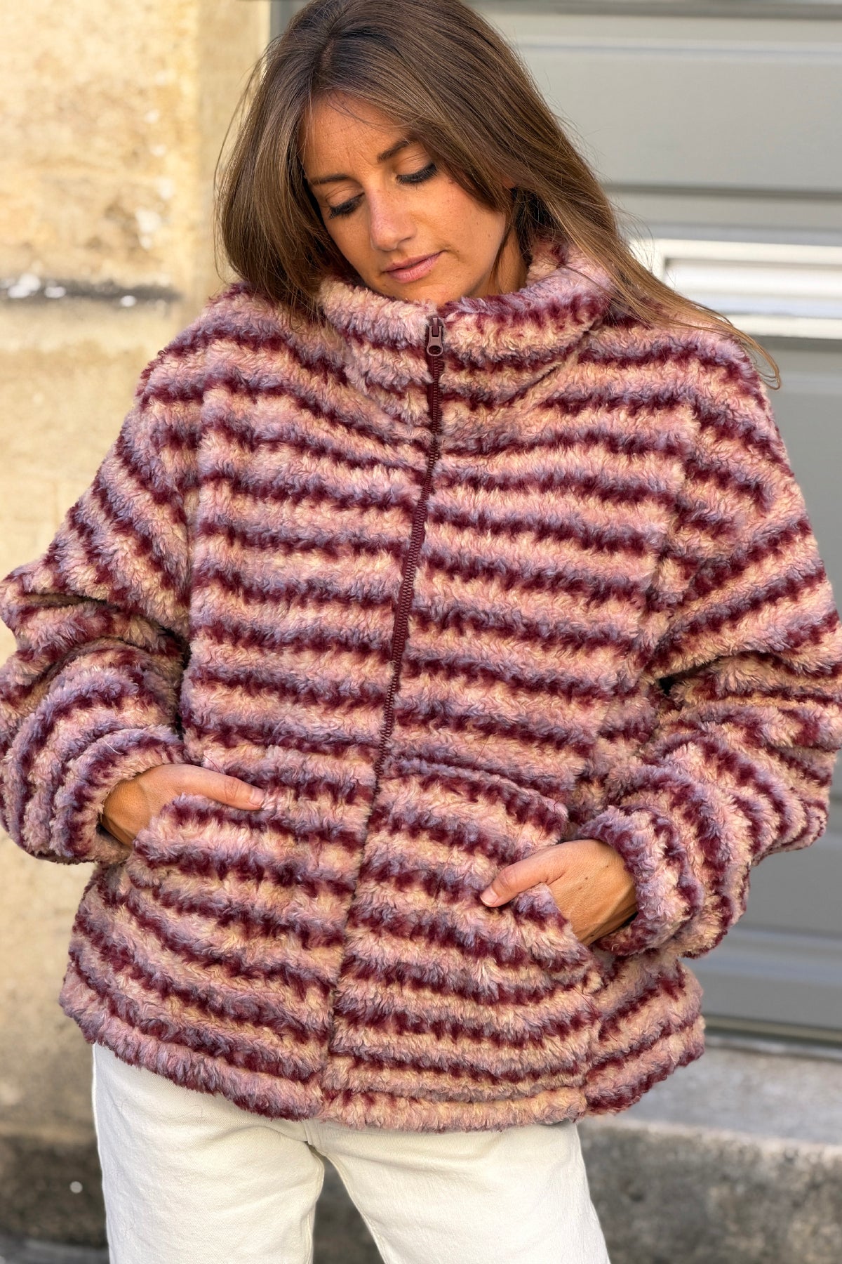 Manteau tout doux effet poils motifs rayures rose et aubergine avec zip et col montant