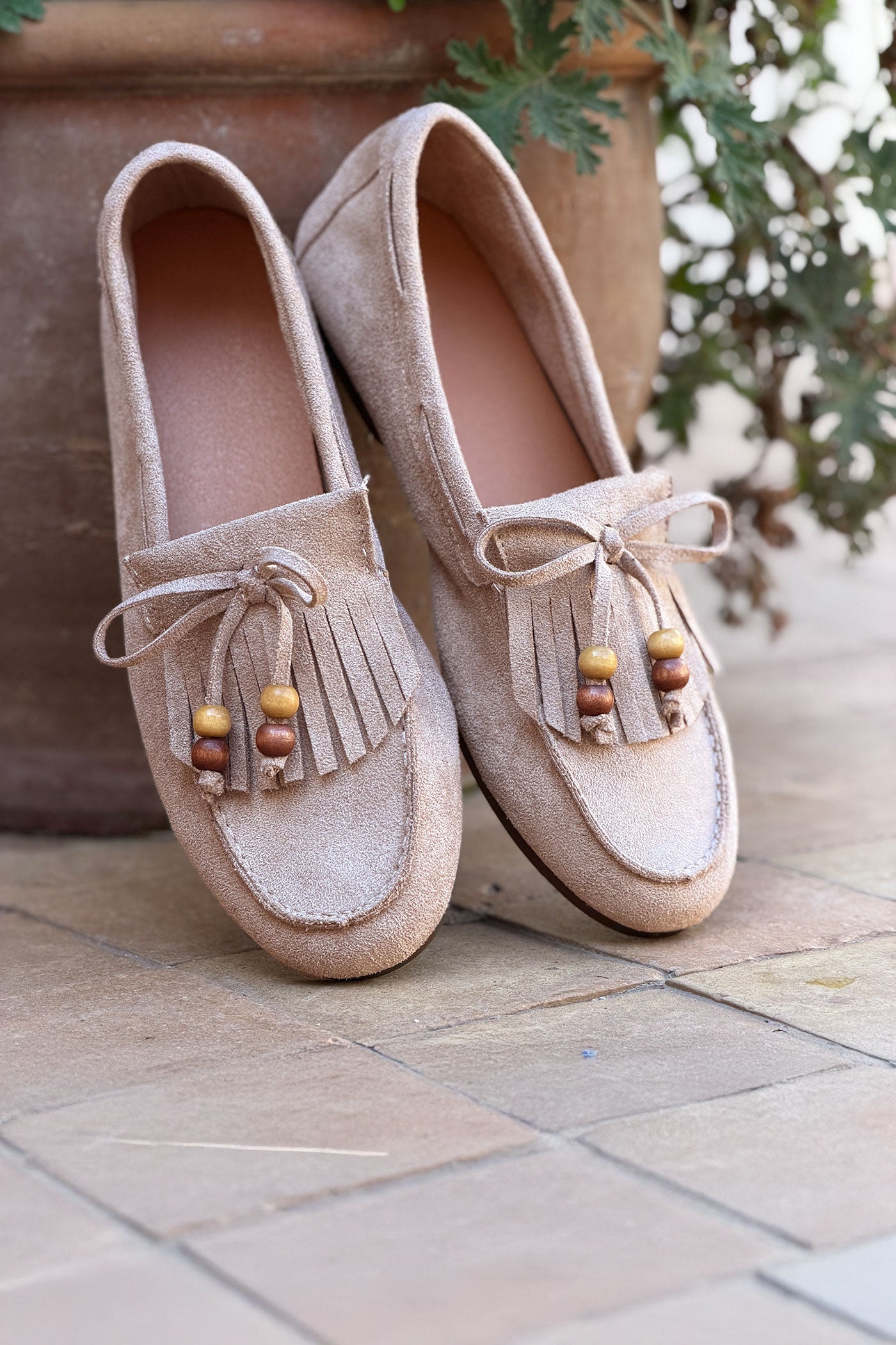 Mocassins souples en suédine beige avec franges, nœud et perles