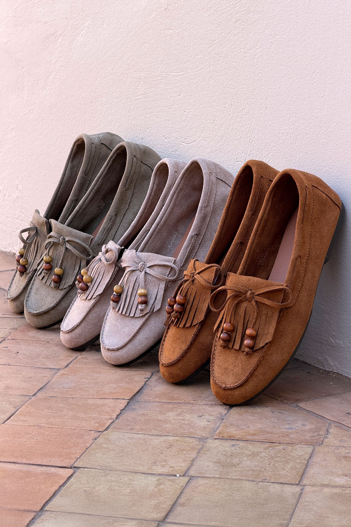 Mocassins souples en suédine beige avec franges, nœud et perles