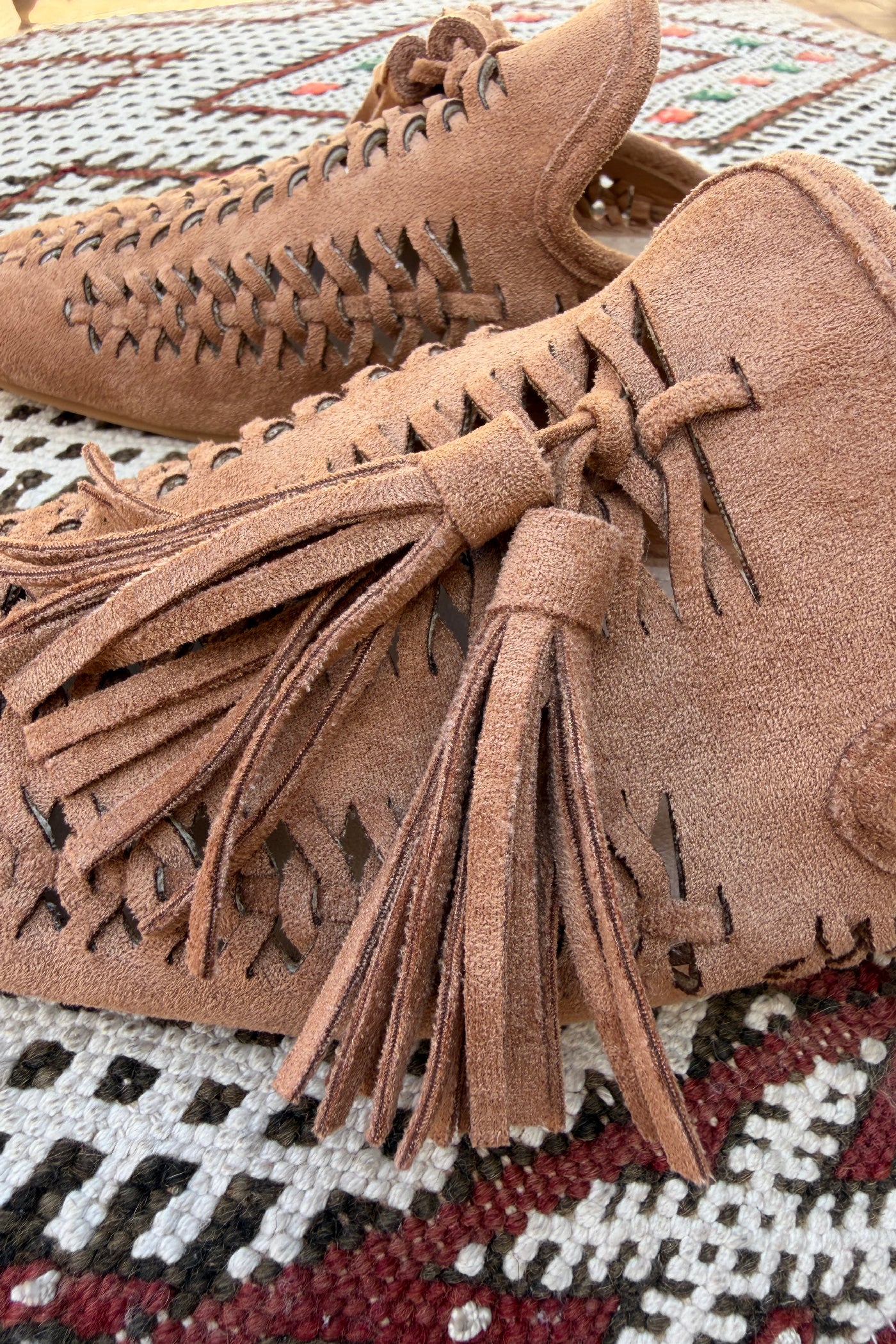 Mules camel en suédine tressée avec pompons