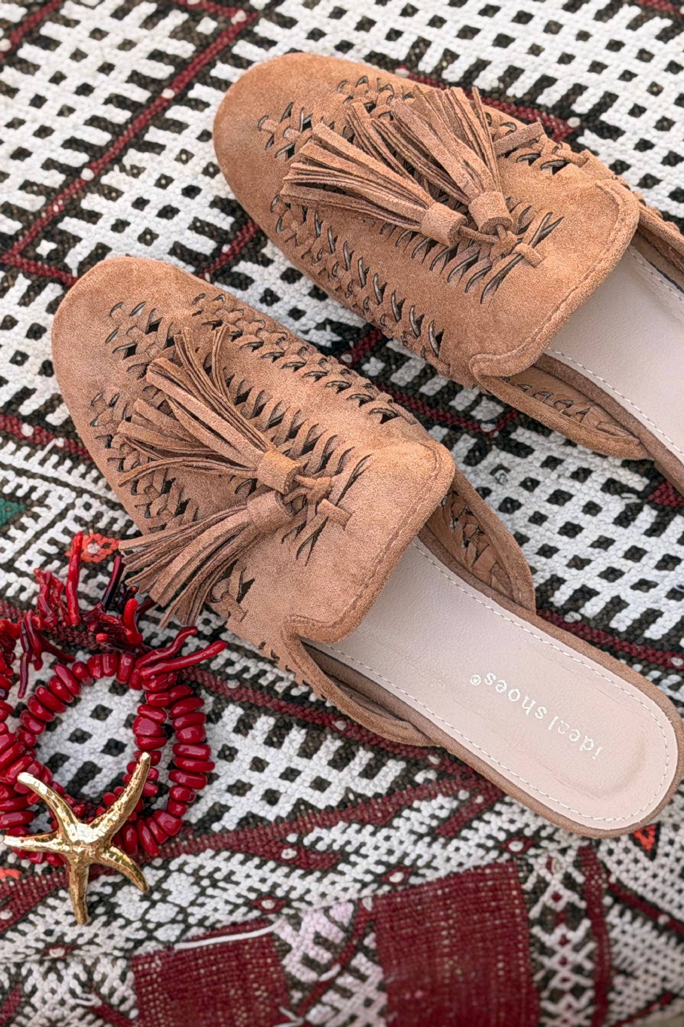 Mules camel en suédine tressée avec pompons