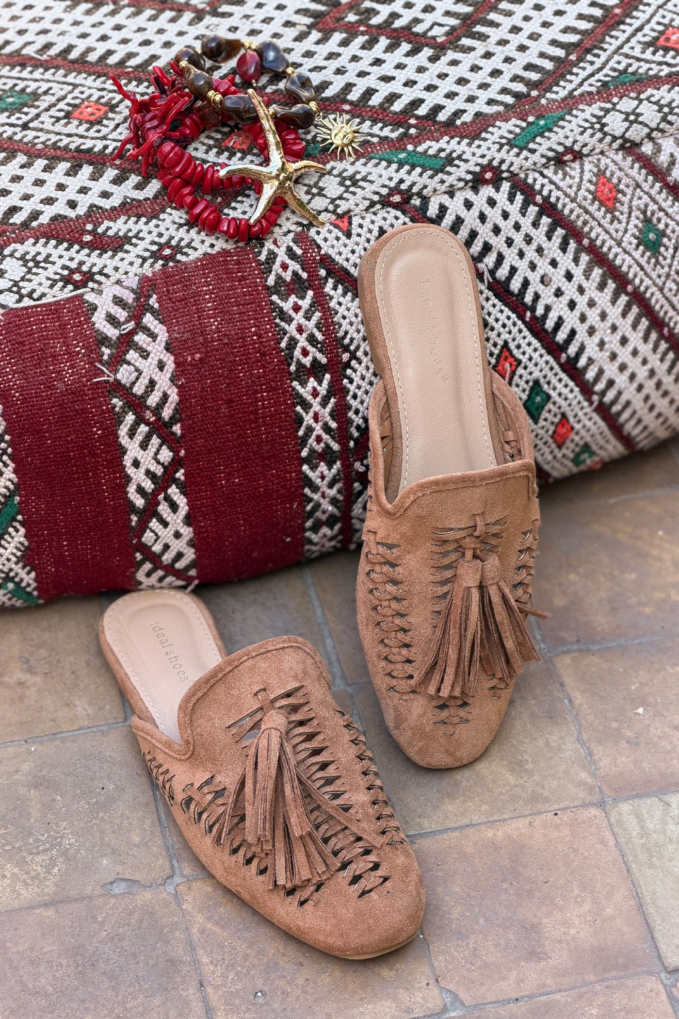 Mules camel en suédine tressée avec pompons