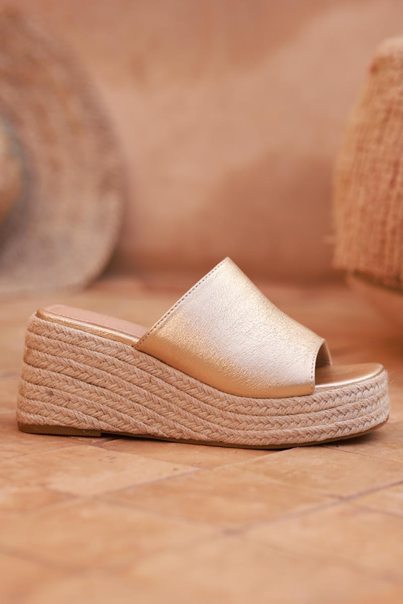 Mules dorées compensées tressées confort bride large en suédine