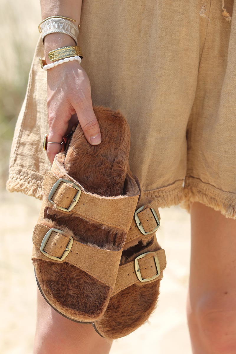 Sandalias camel con dos tiras, interior forrado.