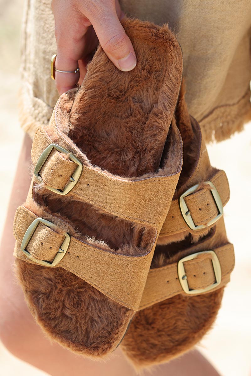 Sandalias camel con dos tiras, interior forrado.