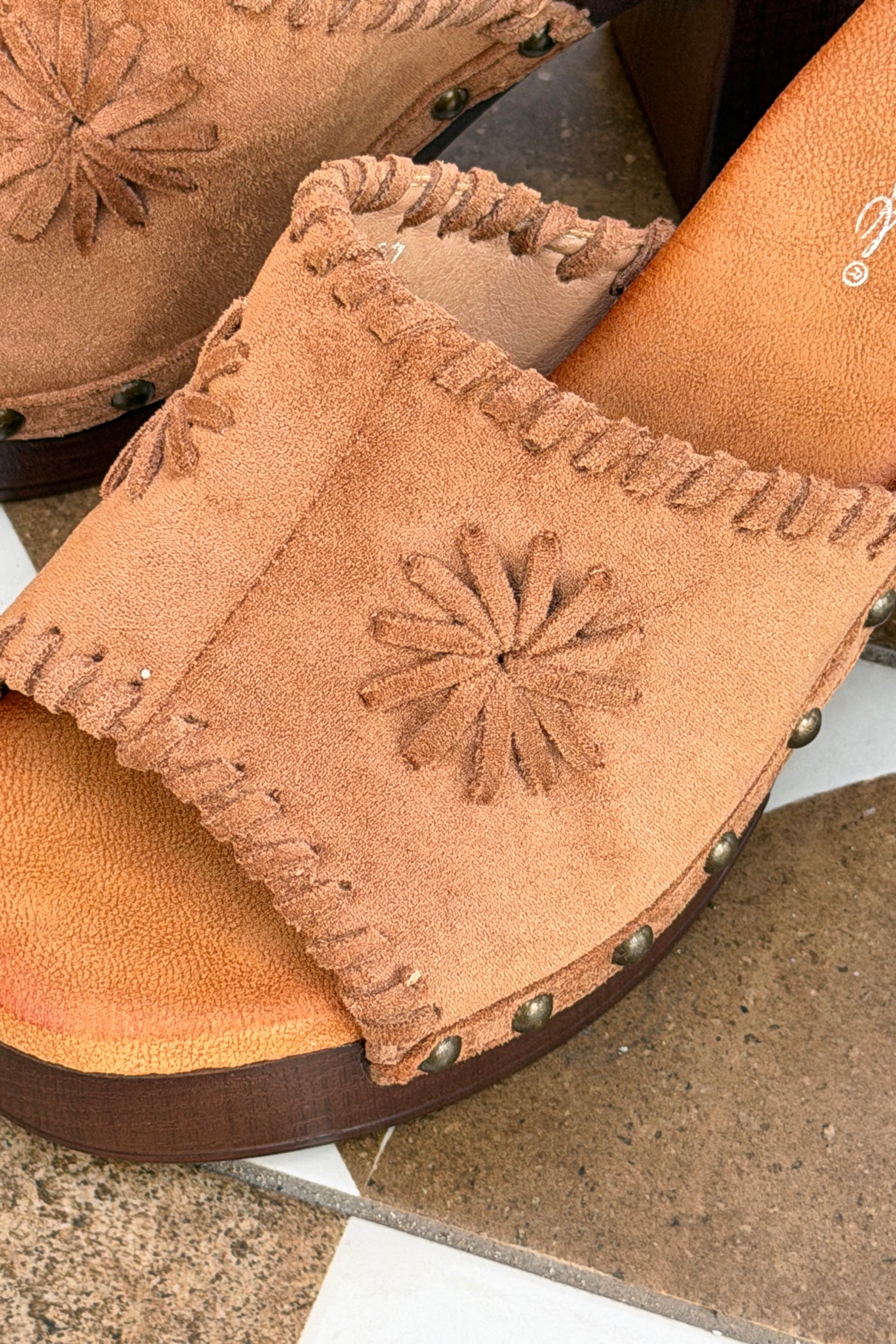 Mules sabots en suédine camel à talons avec motif cousu