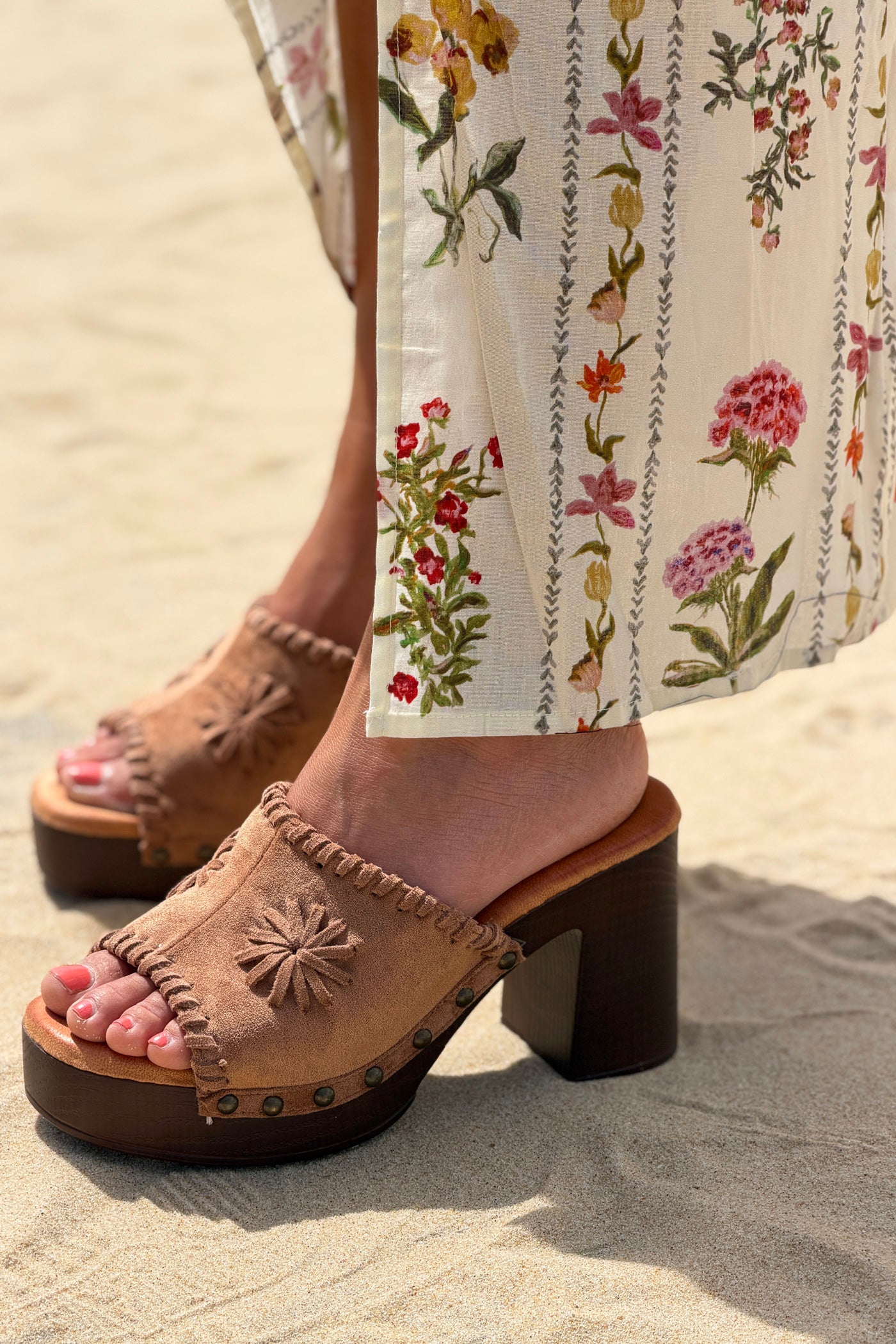 Mules sabots en suédine camel à talons avec motif cousu