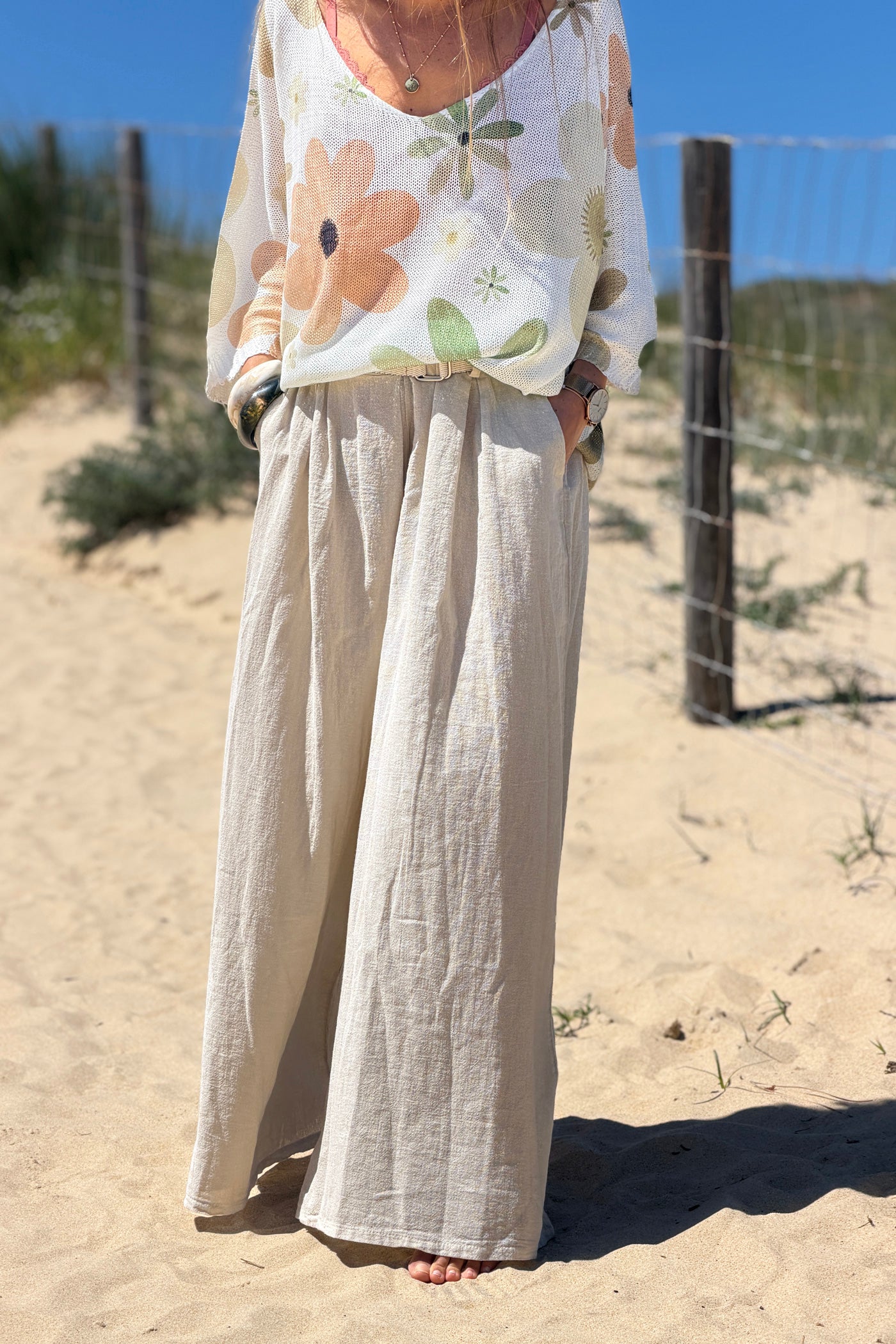 Pantalon beige en coton très large et évasé avec ceinture