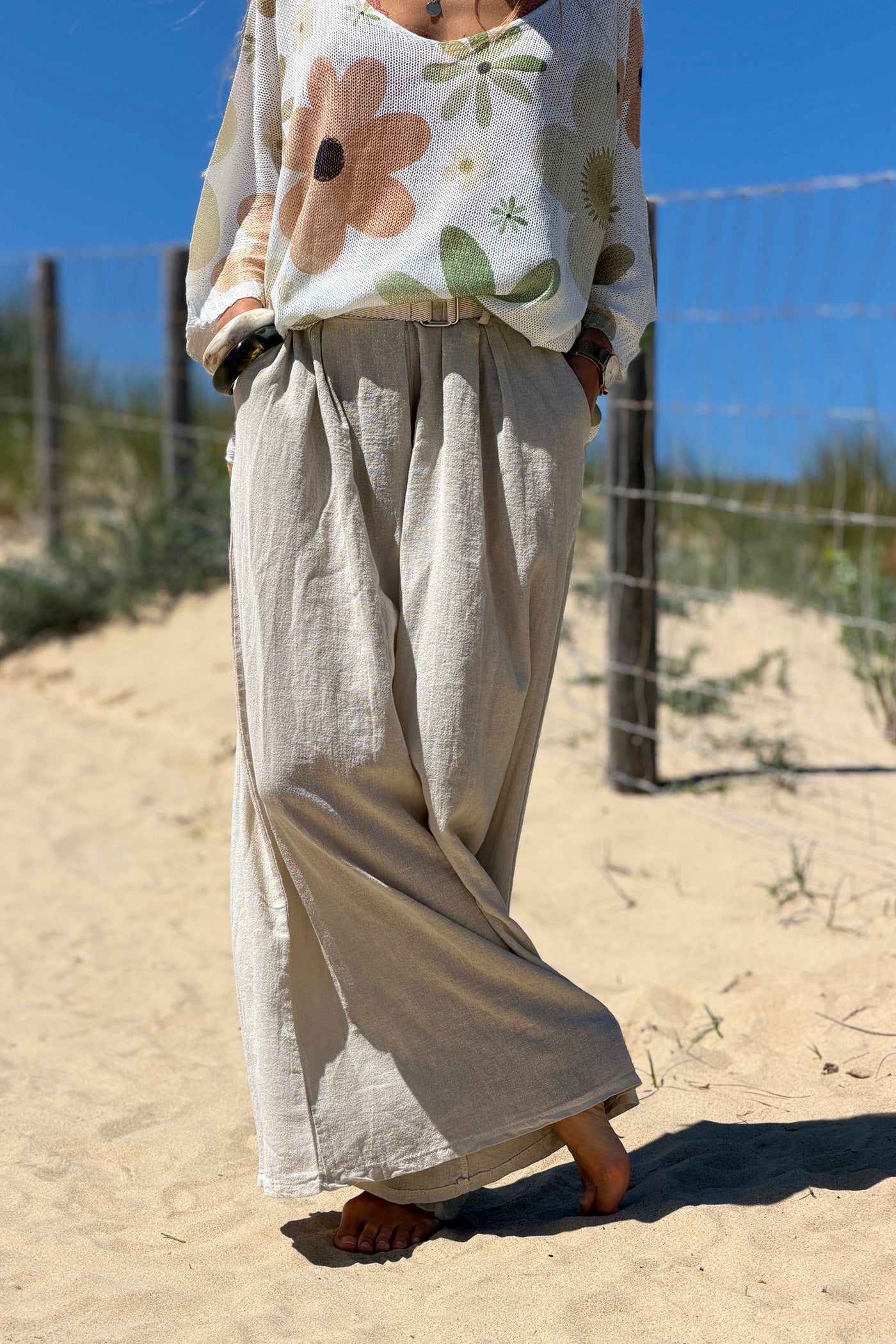 Pantalon beige en coton très large et évasé avec ceinture