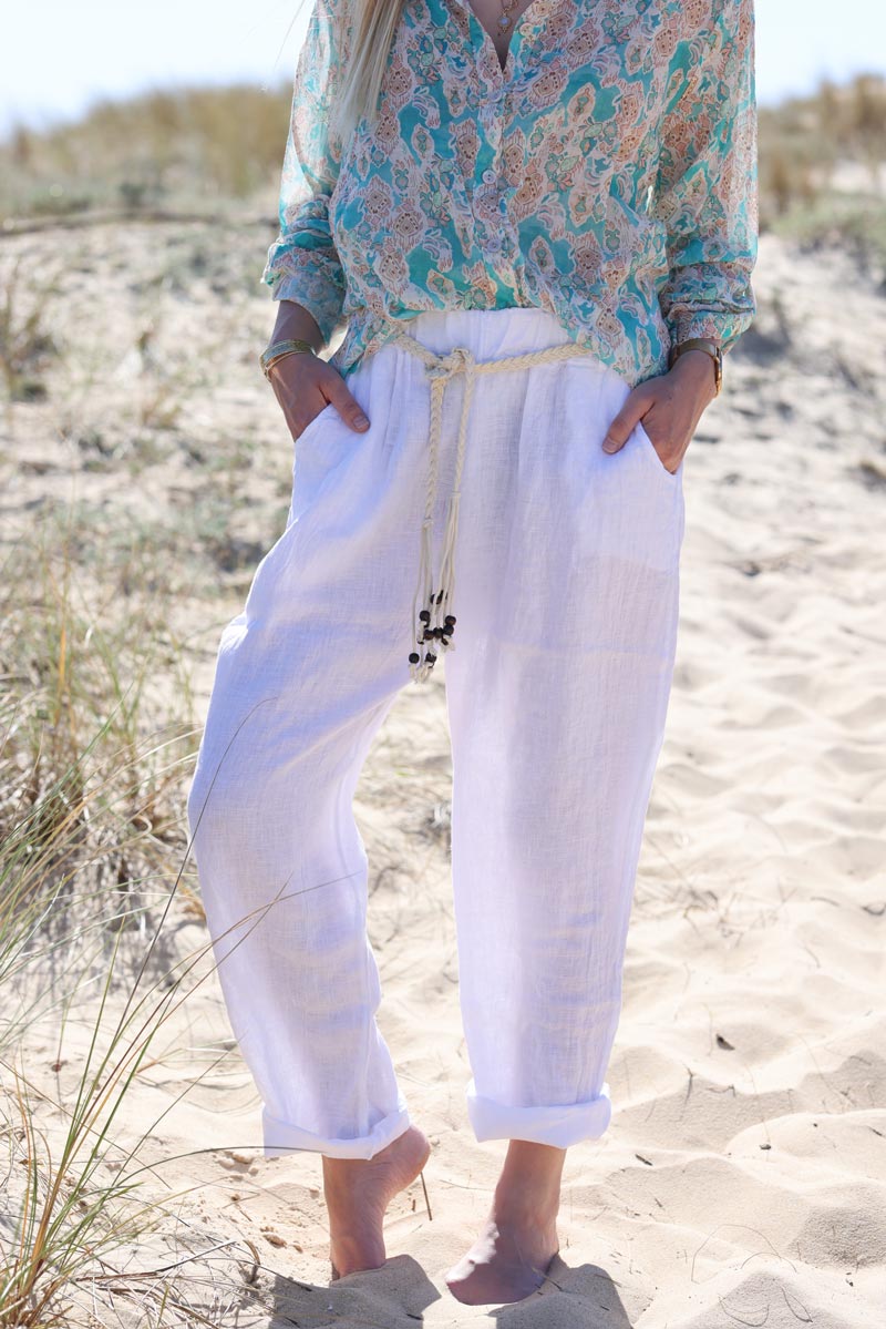 Pantalon blanc en lin souple ceinture en crochet et perles bois