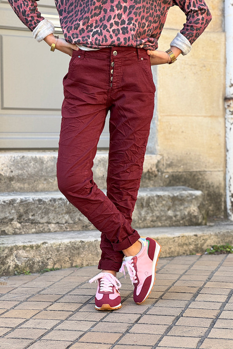 Pantalon bordeaux boutonné coupe slim liseré brillant à la cheville