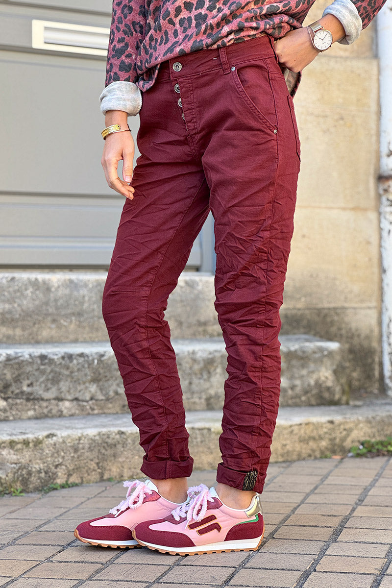 Pantalon bordeaux boutonné coupe slim liseré brillant à la cheville