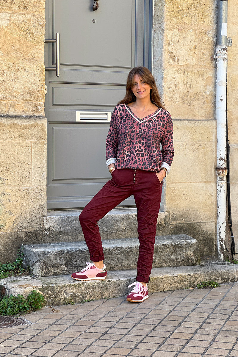 Pantalon bordeaux boutonné coupe slim liseré brillant à la cheville