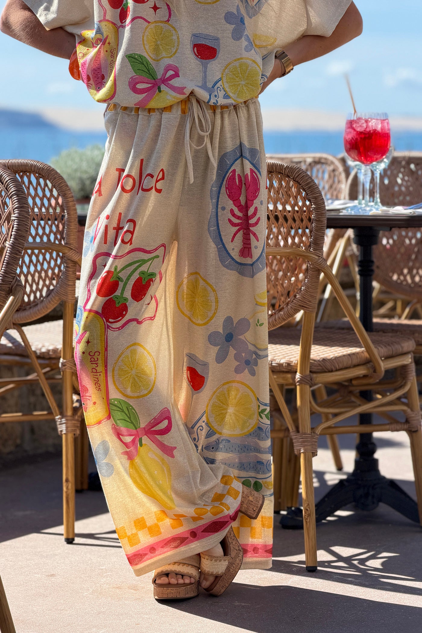 Pantalon brillant lurex large et souple imprimé coloré Dolce Vita dessins tomates citrons et sardines