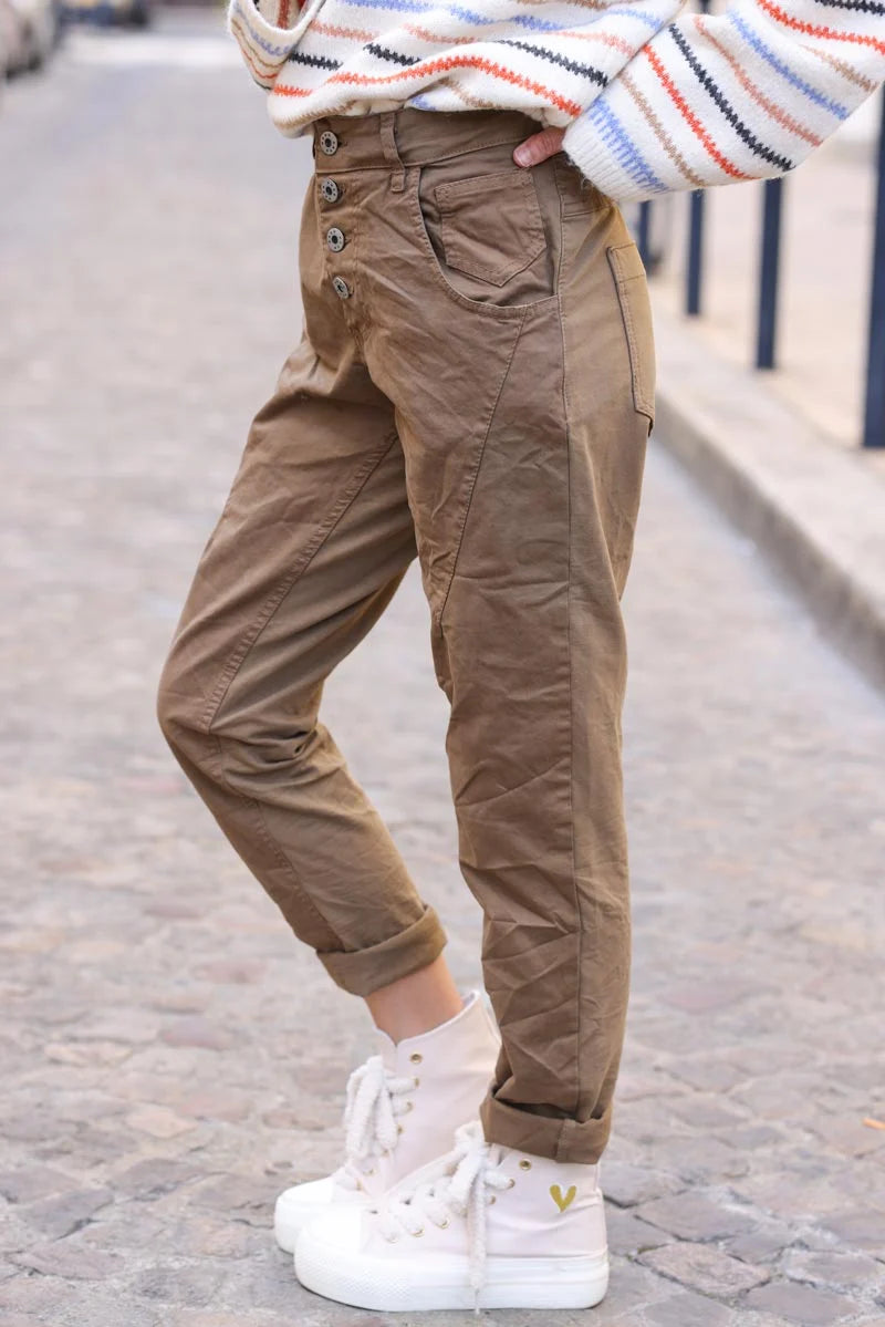 Pantalón bimateria camel de lona y punto elástico con botones