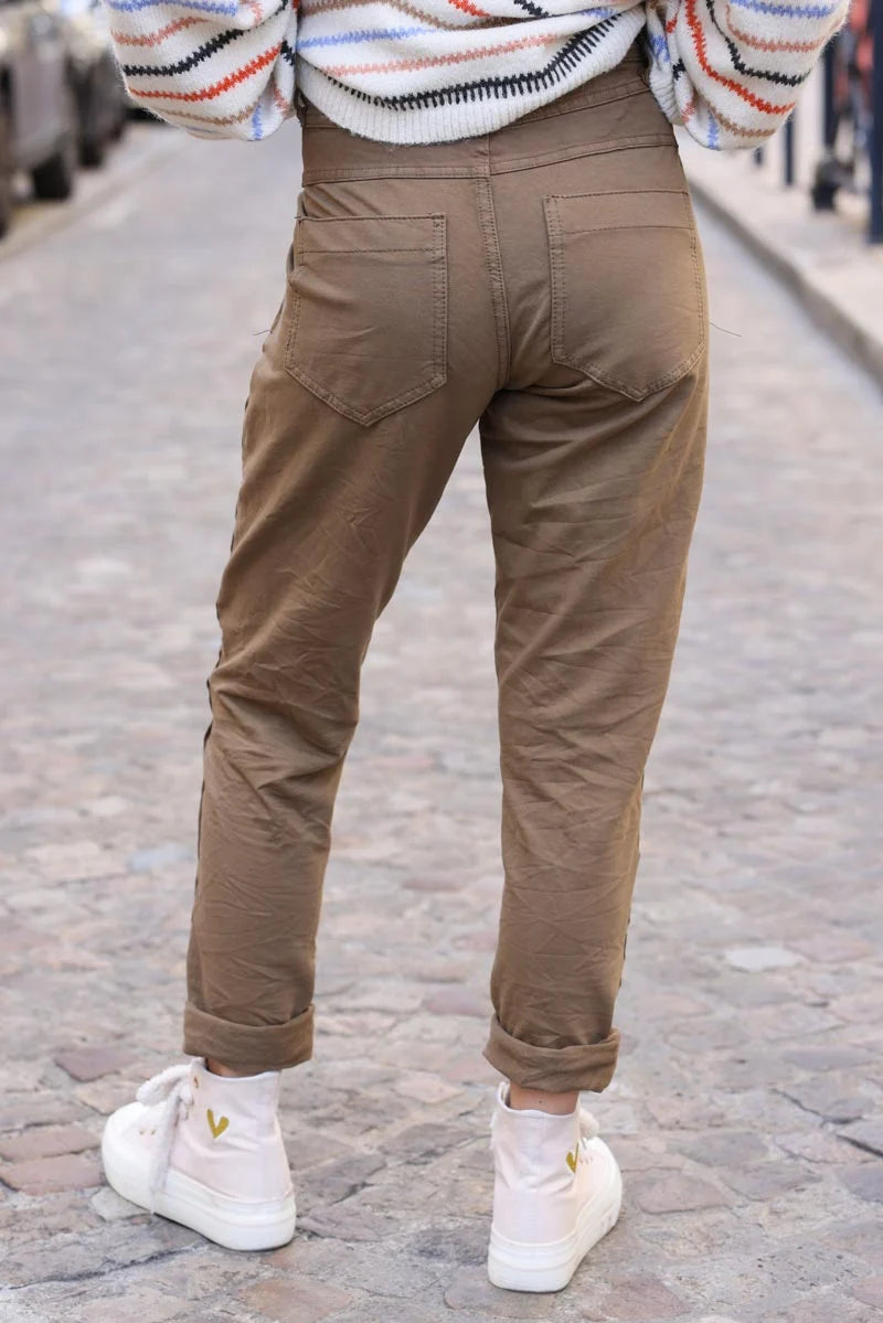 Pantalón bimateria camel de lona y punto elástico con botones