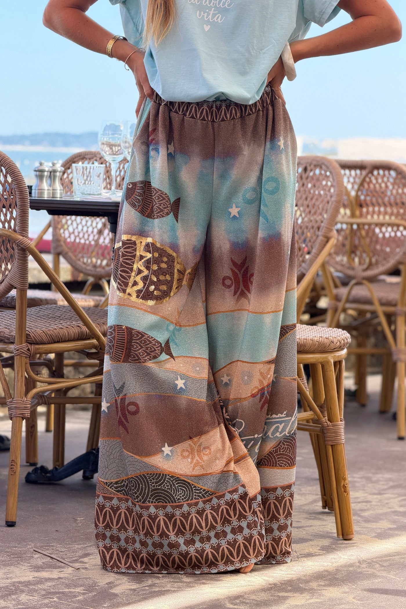 Pantalon confort et souple brillant coupe large imprimé poissons et palmiers