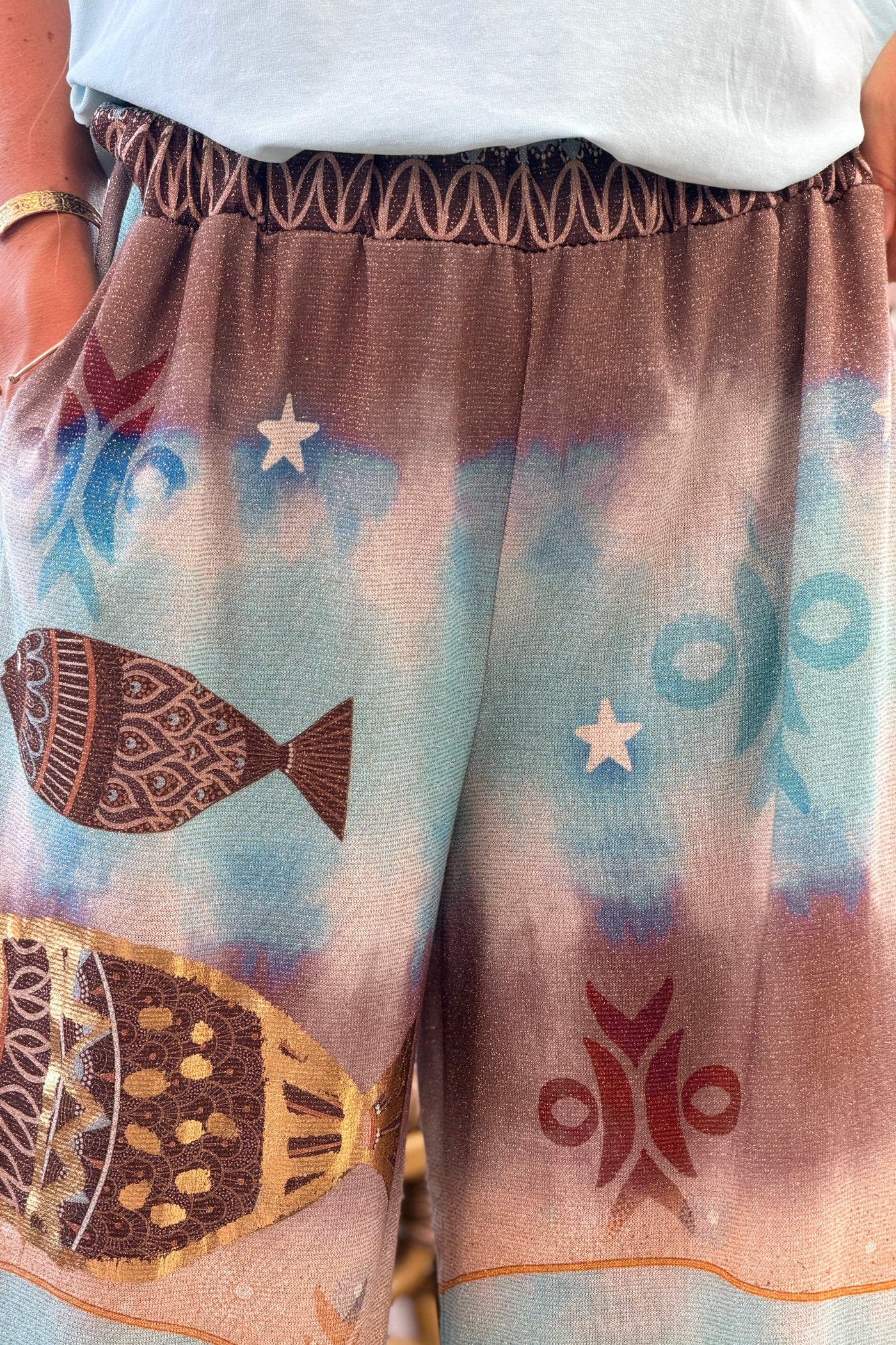 Pantalon confort et souple brillant coupe large imprimé poissons et palmiers