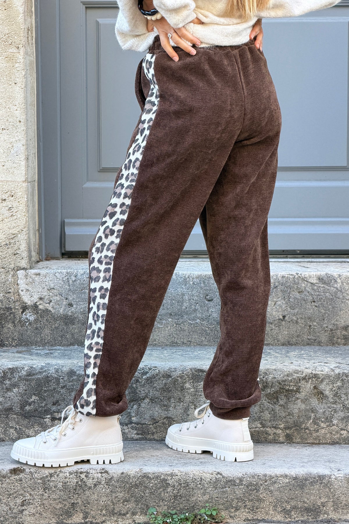 Pantalon confort marron en velours détail liseré léopard taille élastique