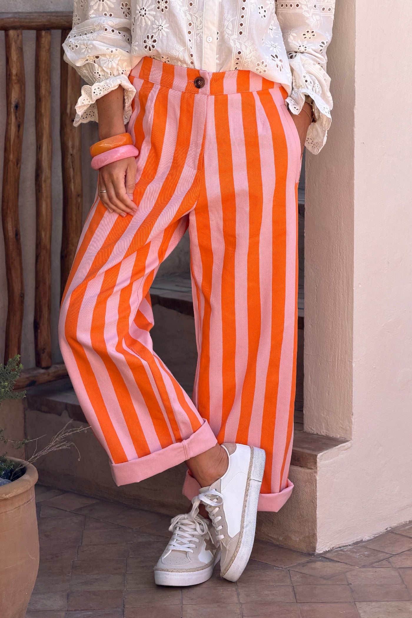 Pantalon droit à rayures orange et rose boutons écaille