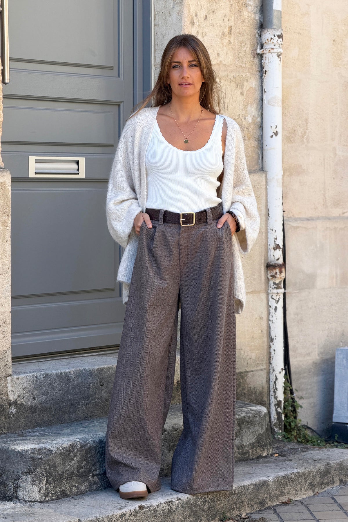 Pantalon duveteux gris beige large motif chevrons taille élastique avec ceinture simili tressée