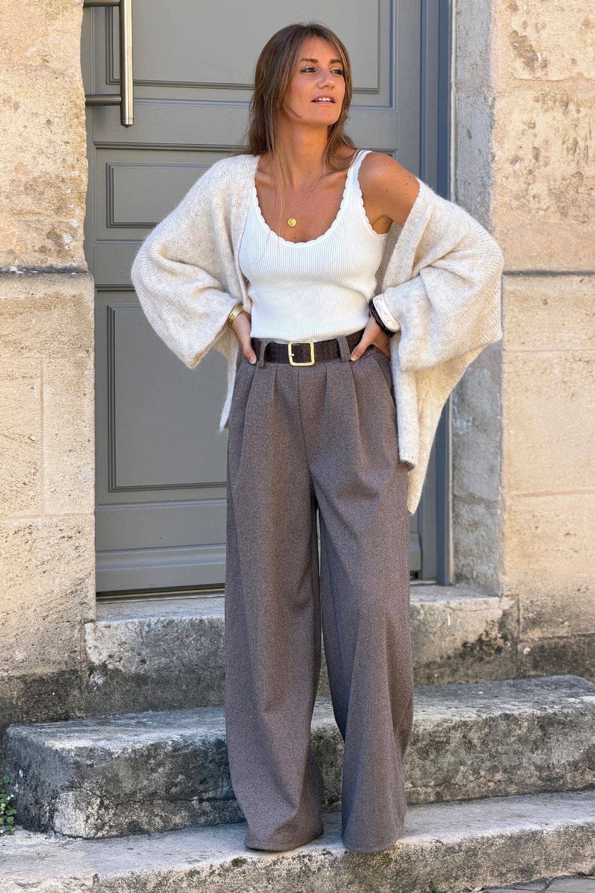 Pantalon duveteux gris beige large motif chevrons taille élastique avec ceinture simili tressée