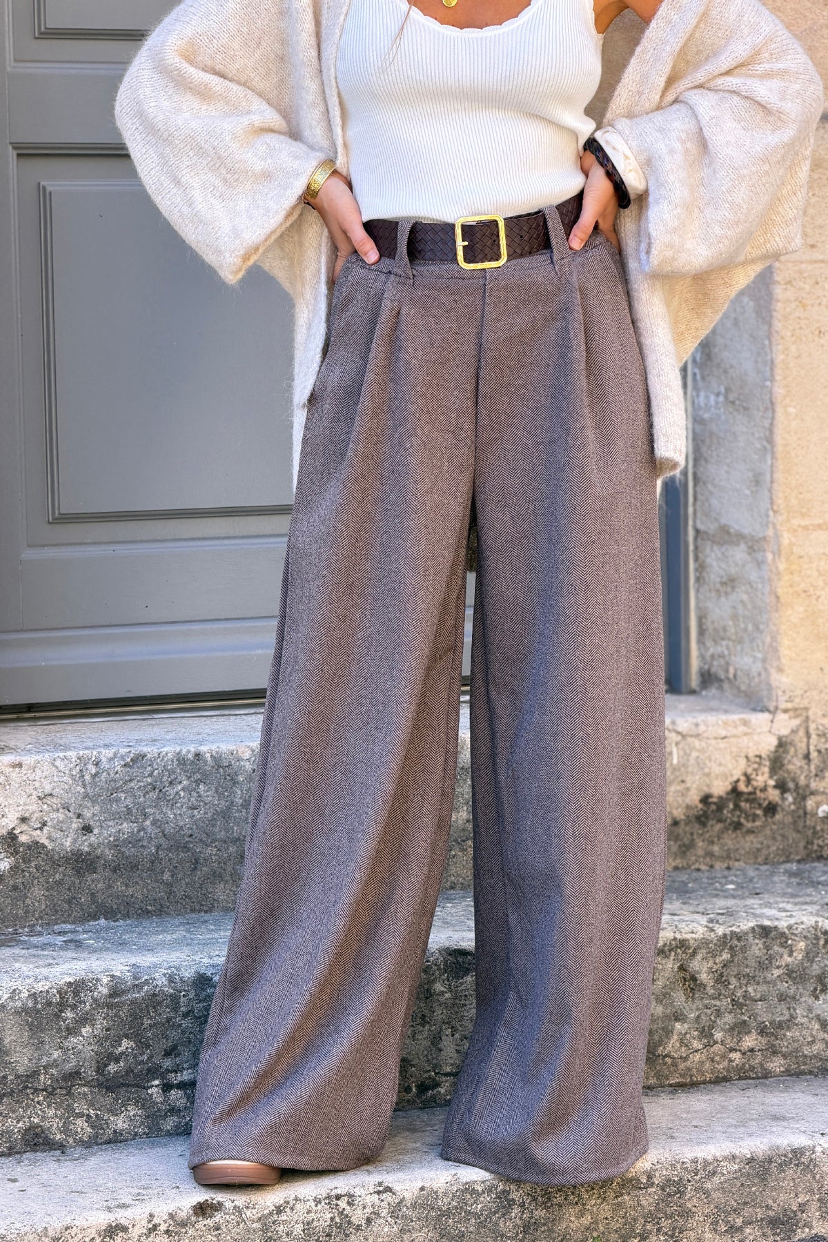 Pantalon duveteux gris beige large motif chevrons taille élastique avec ceinture simili tressée