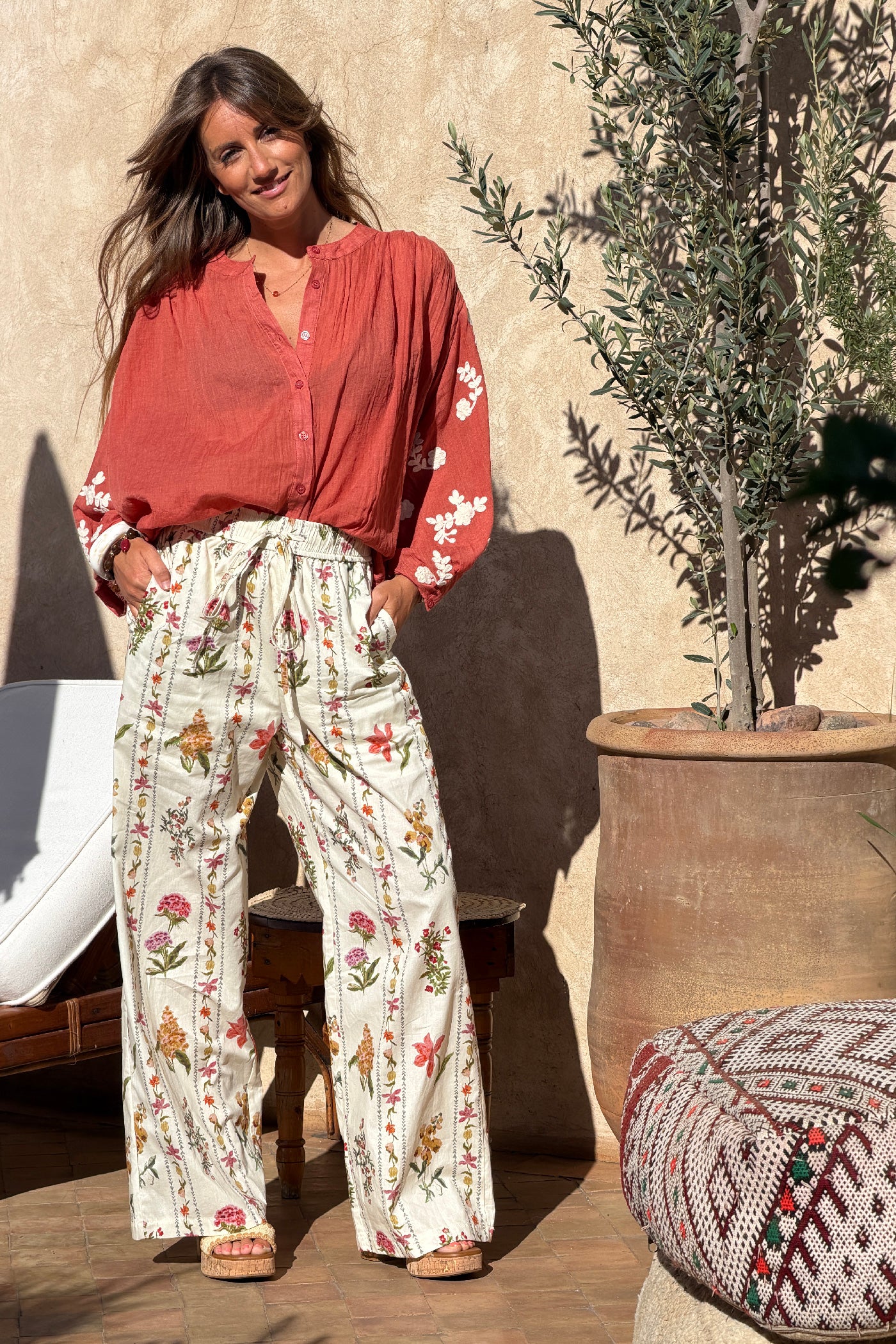 Pantalon en coton beige imprimé fleurs aquarelle colorées ceinture élastique