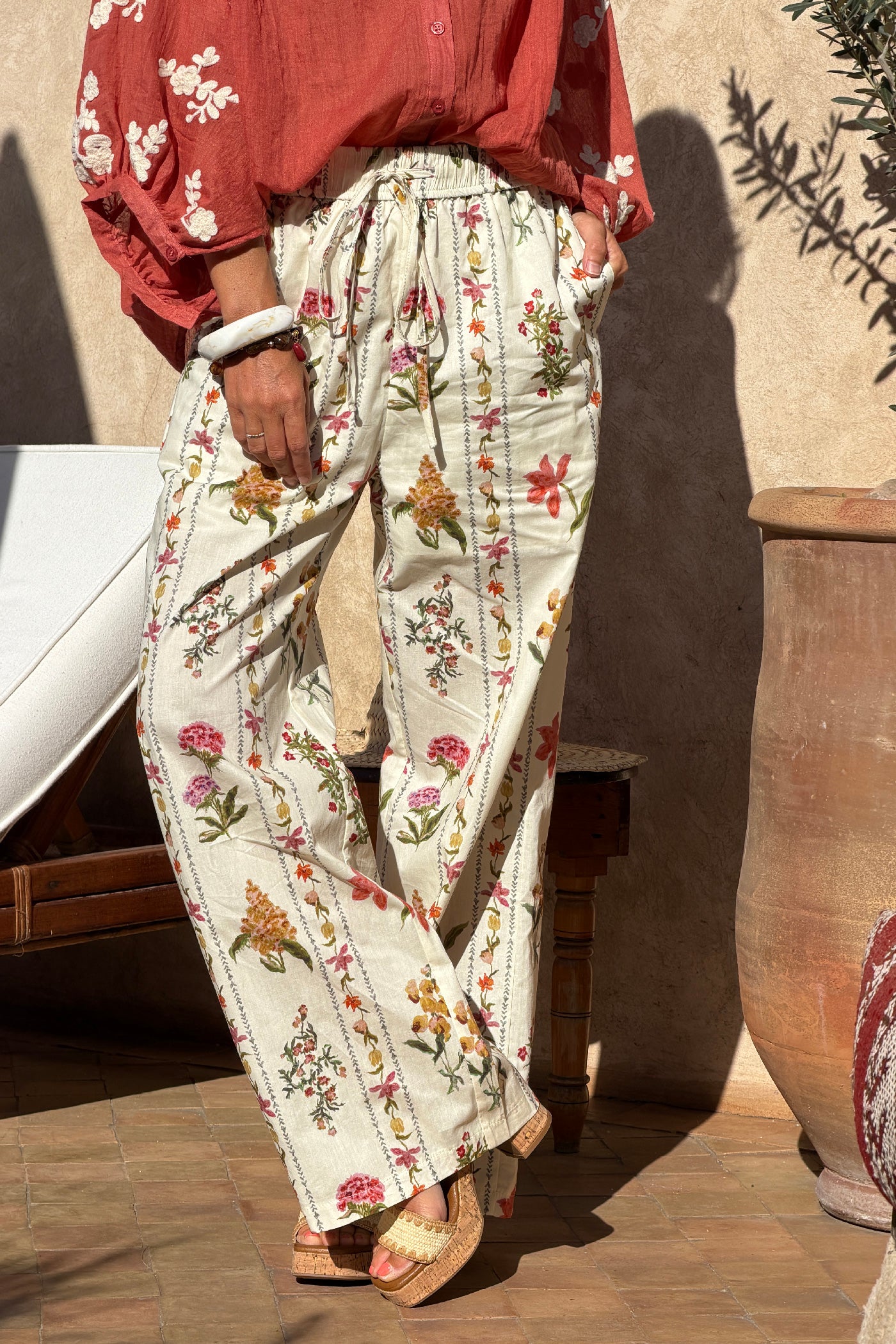 Pantalon en coton beige imprimé fleurs aquarelle colorées ceinture élastique