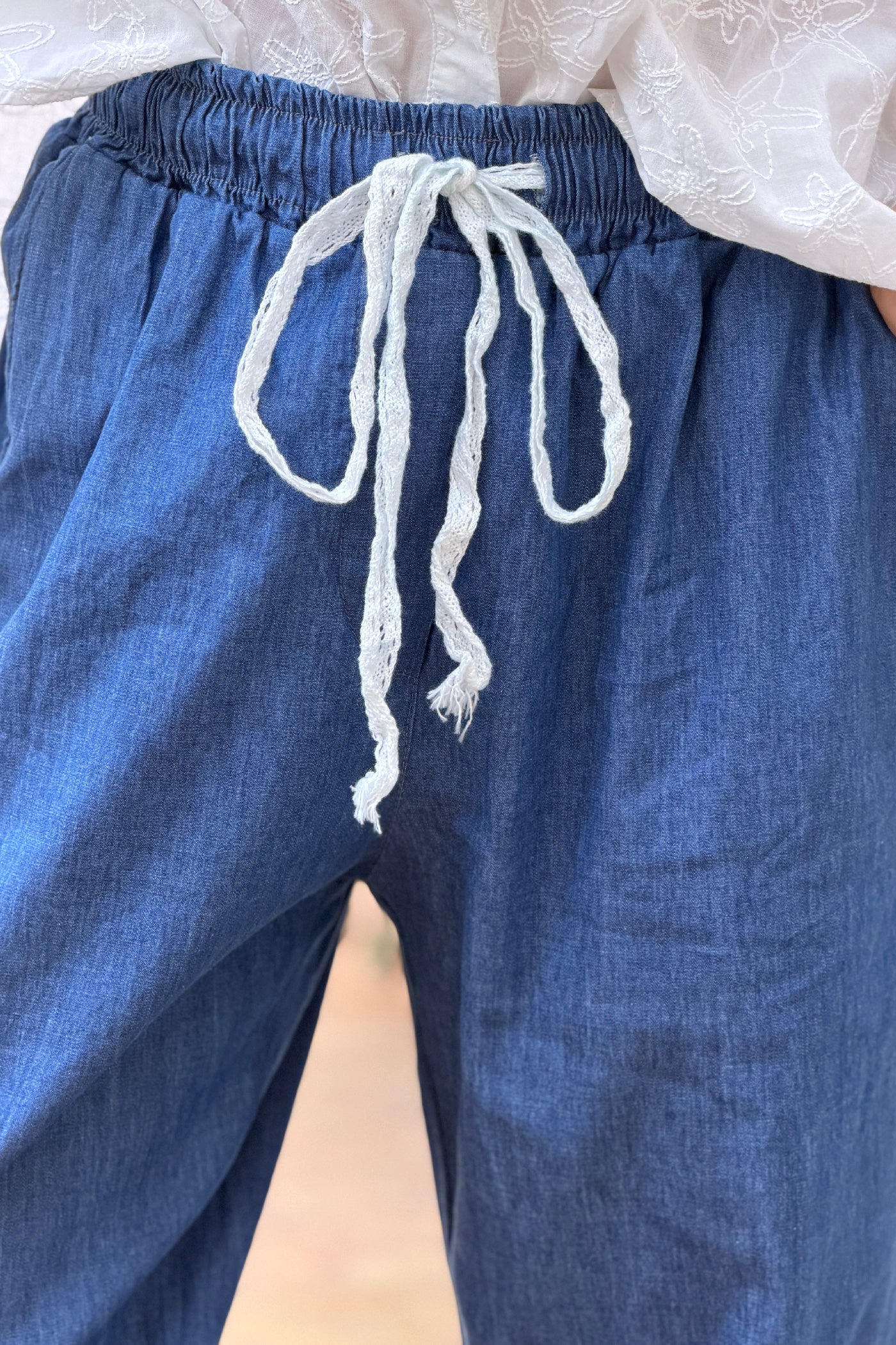 Pantalon en coton fluide effet denim à ceinture élastique et cordon dentelle