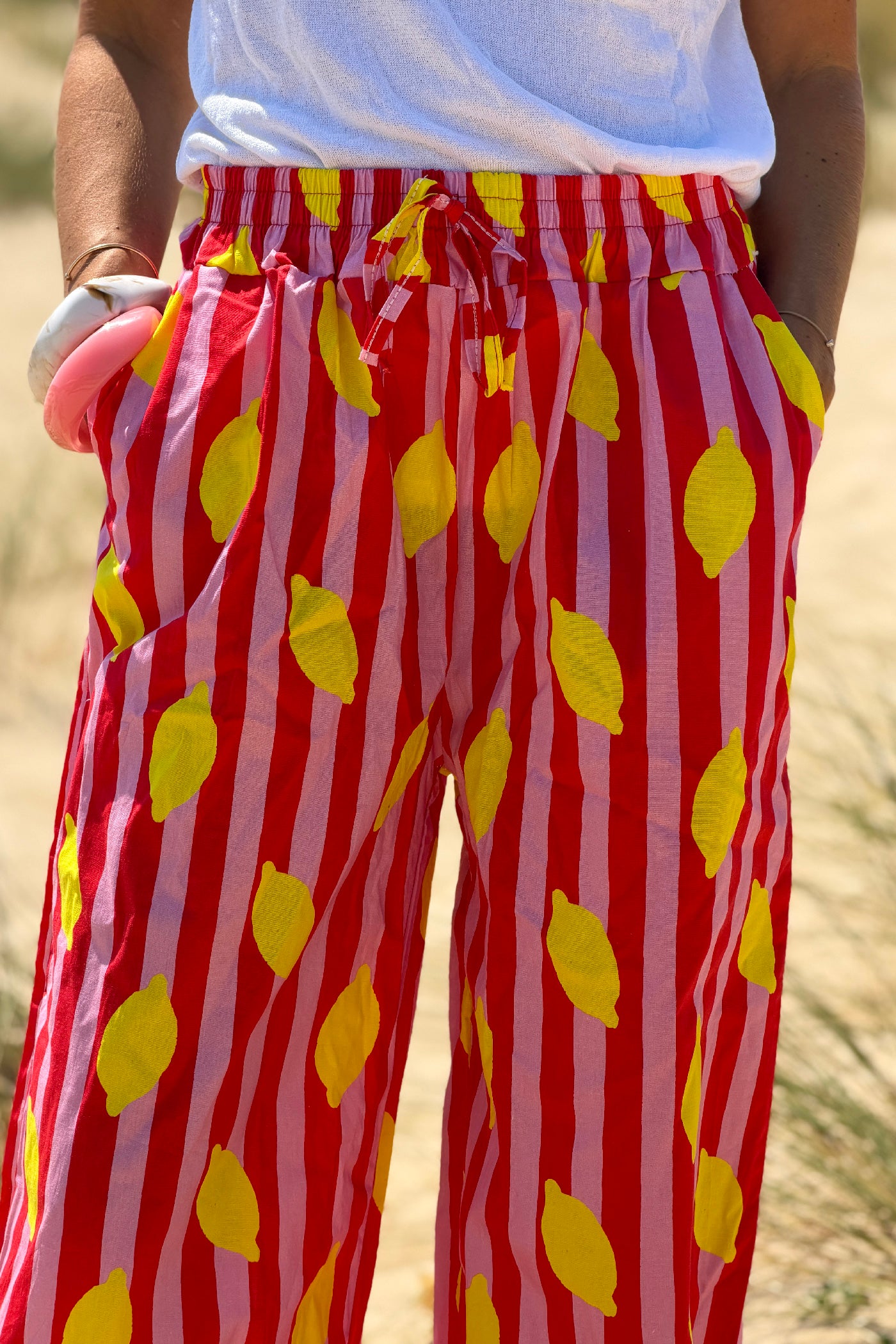 Pantalon en coton taille élastique imprimé rayures roses et rouges motif citrons