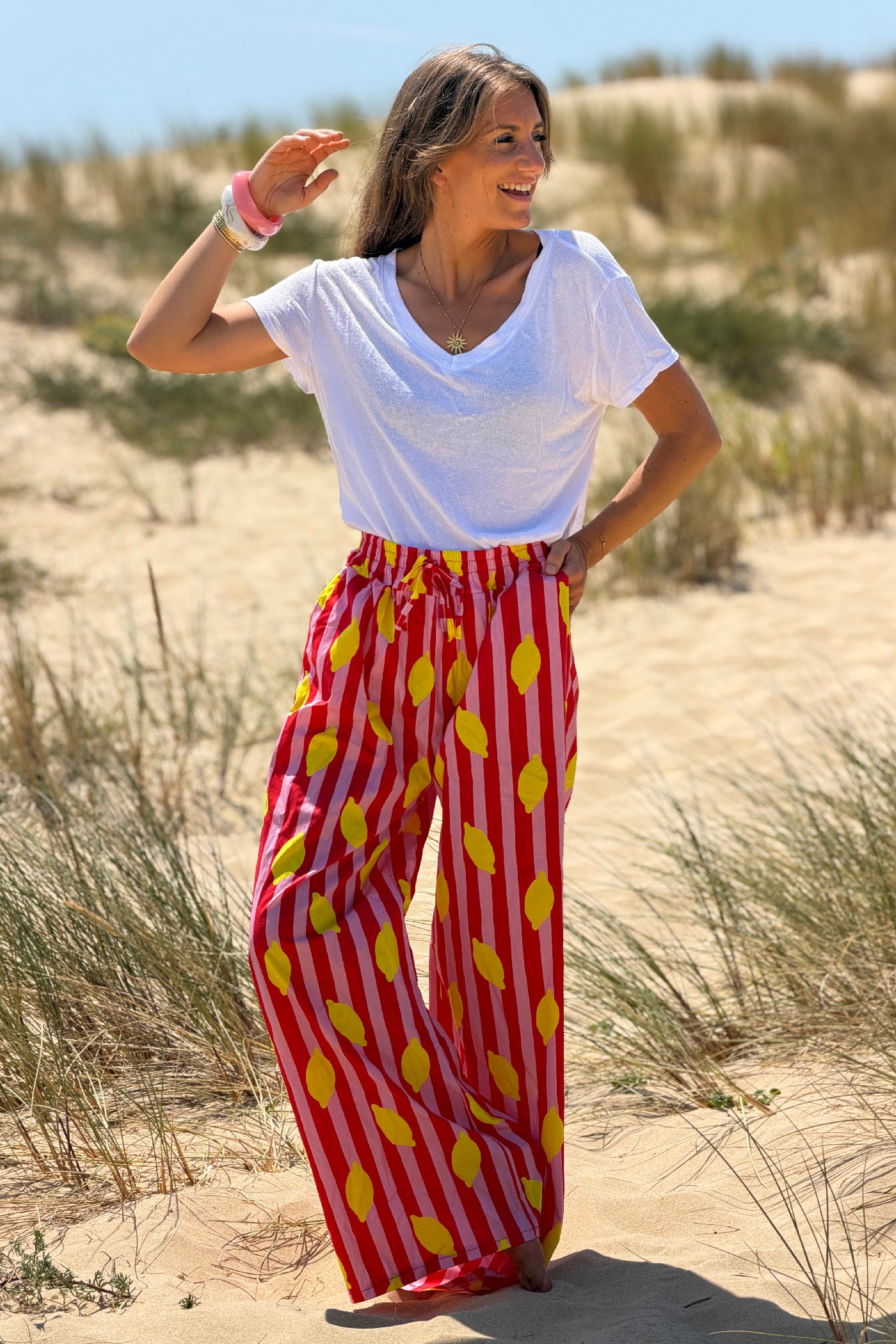 Pantalon en coton taille élastique imprimé rayures roses et rouges motif citrons