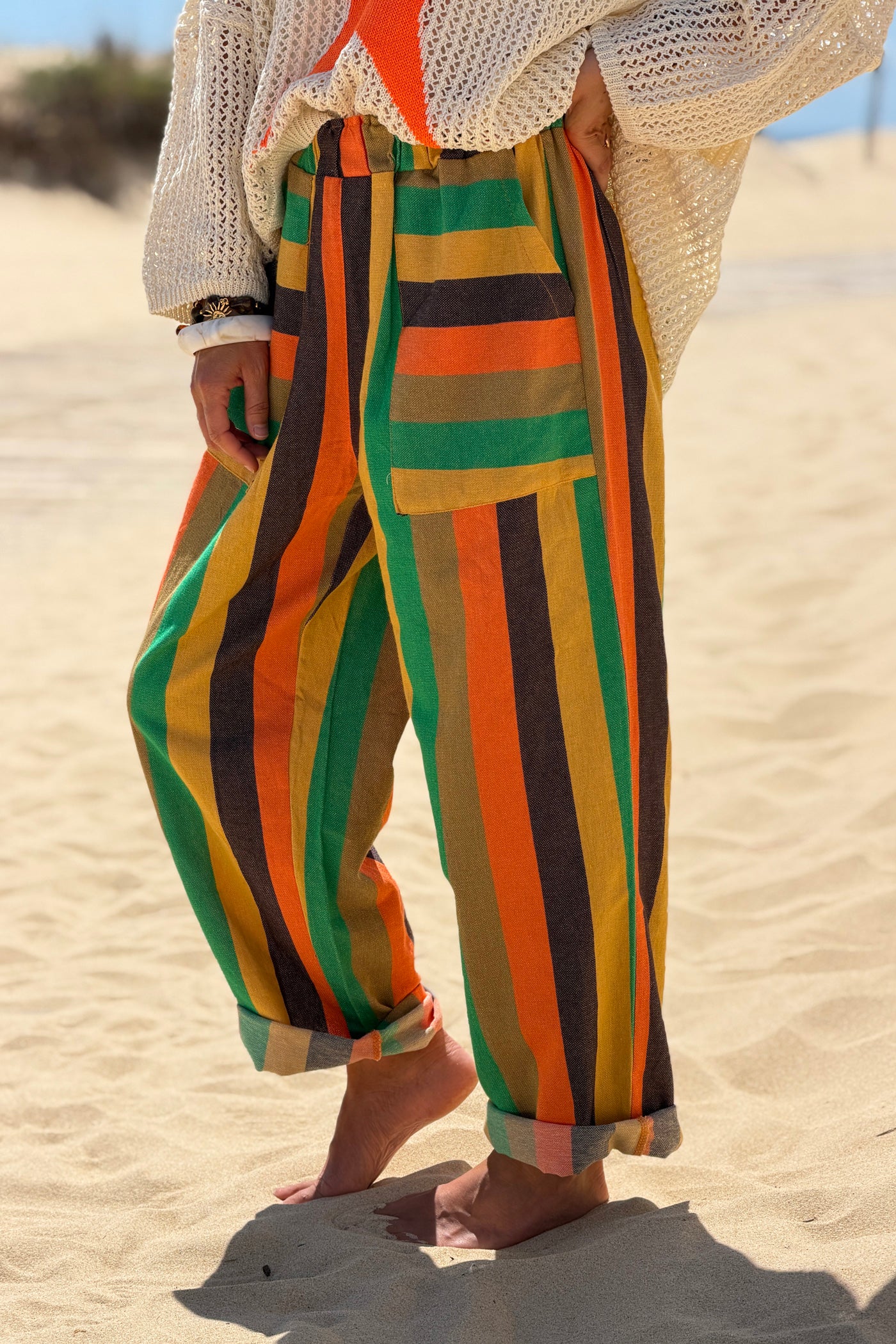 Pantalon en coton texturé rayures larges moutarde et vert détail grandes poches taille élastique