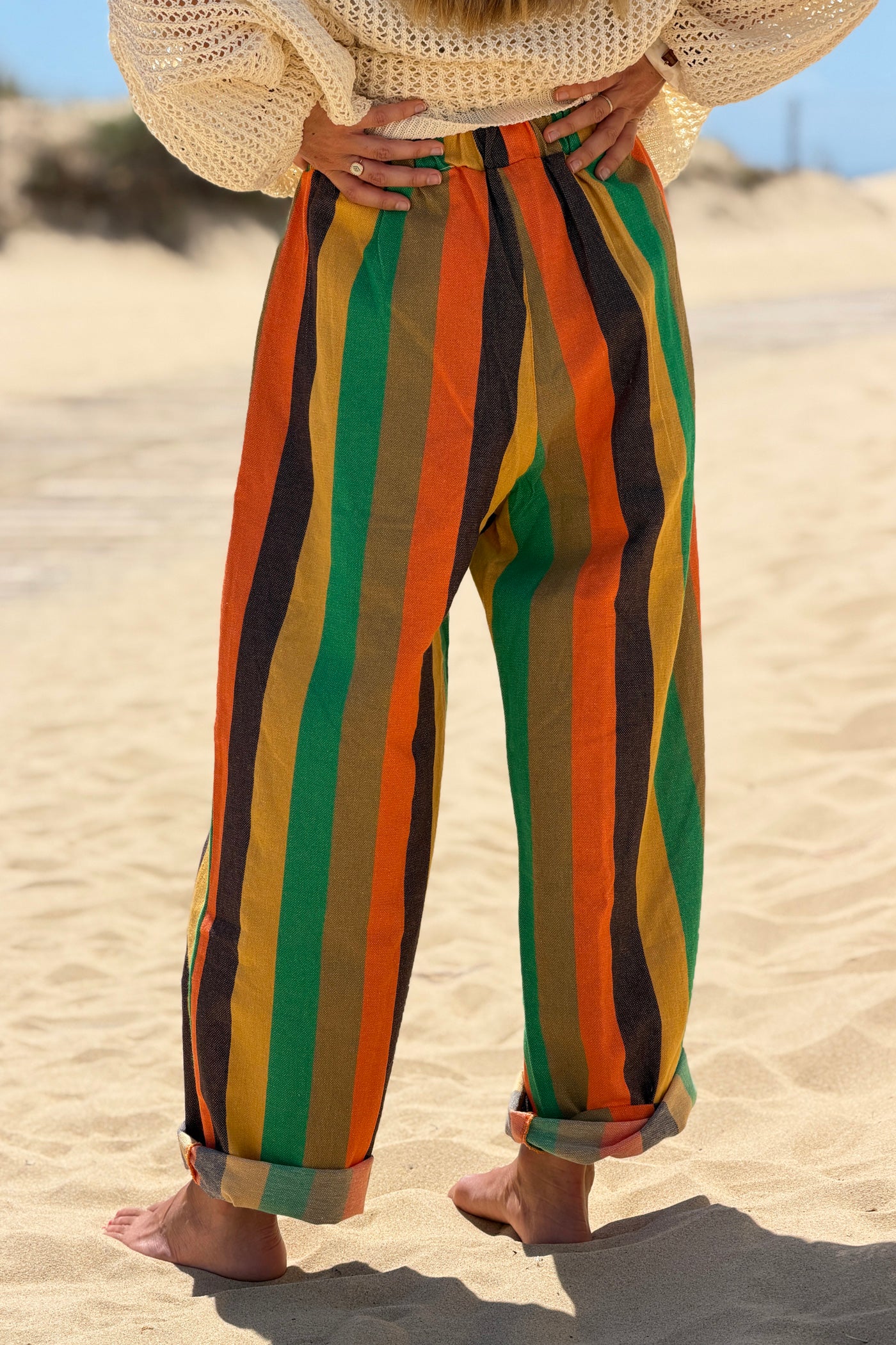 Pantalon en coton texturé rayures larges moutarde et vert détail grandes poches taille élastique