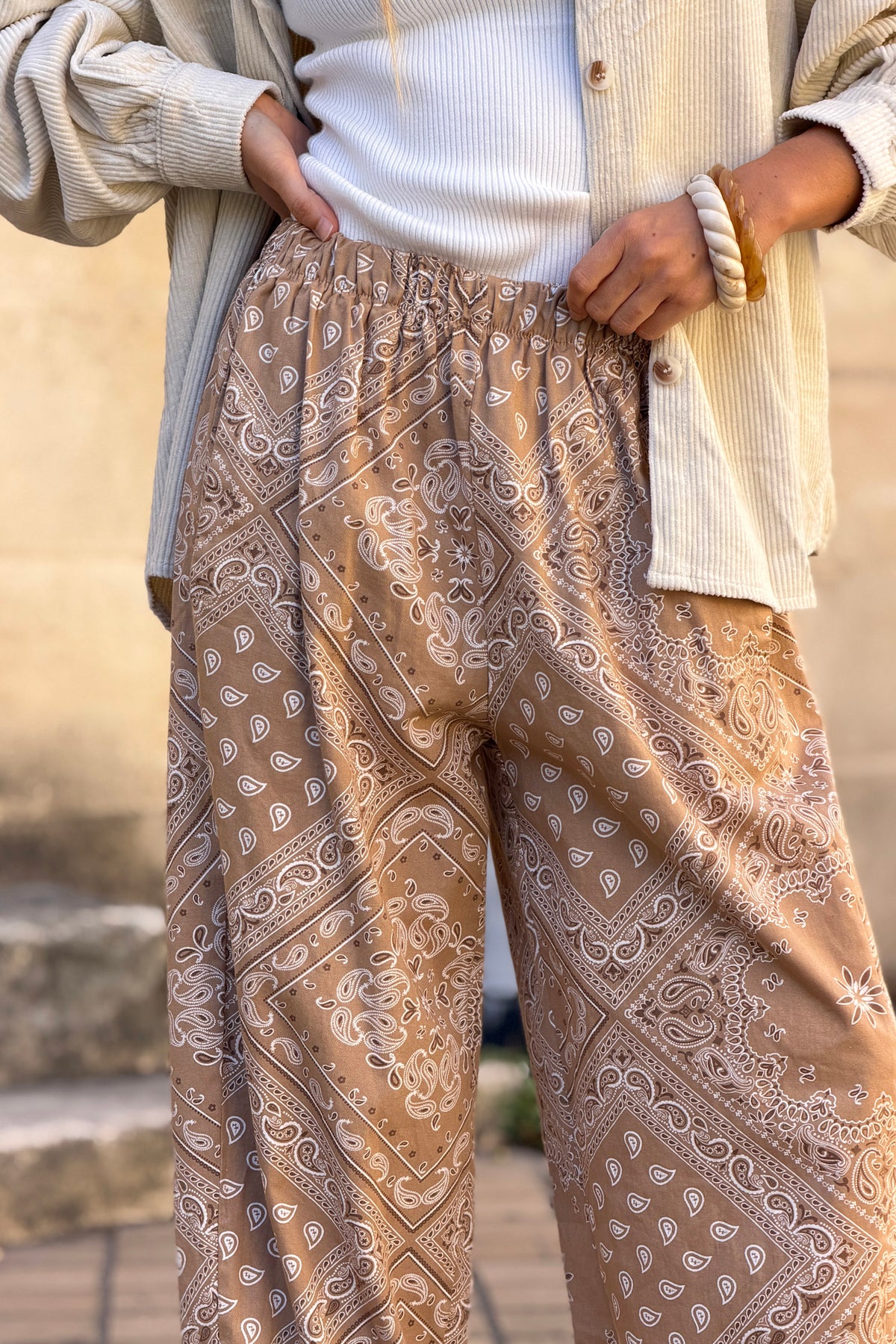 Pantalon en toile camel coupe ballon taille élastique imprimé bandana