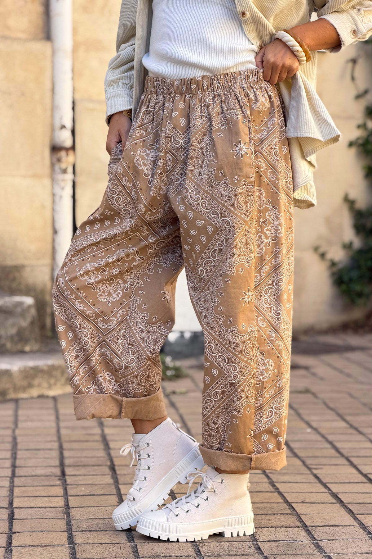 Pantalon en toile camel coupe ballon taille élastique imprimé bandana