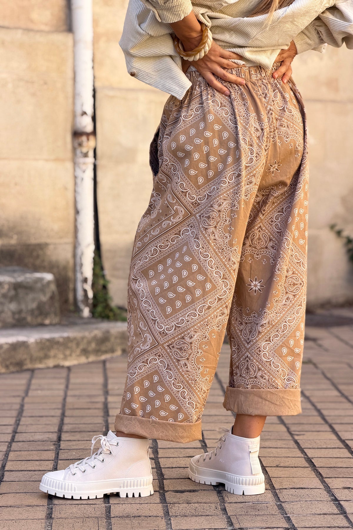 Pantalon en toile camel coupe ballon taille élastique imprimé bandana