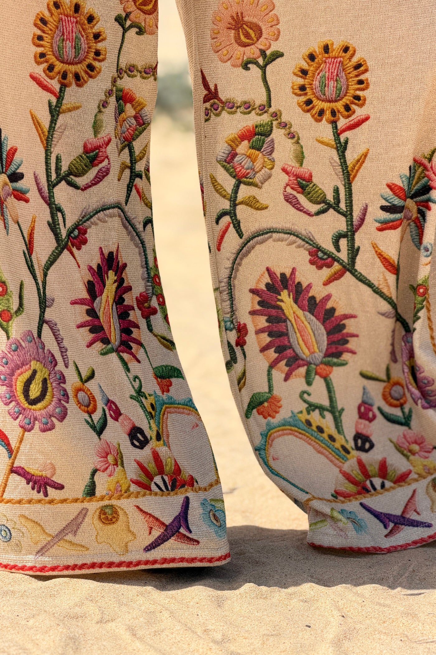 Pantalon fluide brillant lurex beige imprimé effet broderie colorée taille élastique