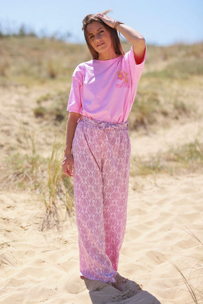 Pantalón fluido rosa con cintura elástica y cinturón con estampado arabesco