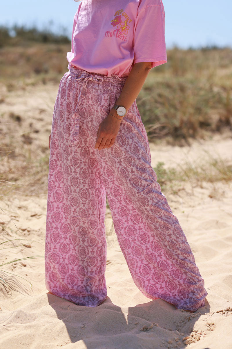 Pantalón fluido rosa con cintura elástica y cinturón con estampado arabesco