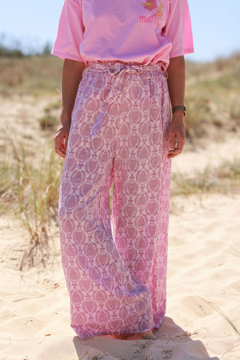 Pantalón fluido rosa con cintura elástica y cinturón con estampado arabesco