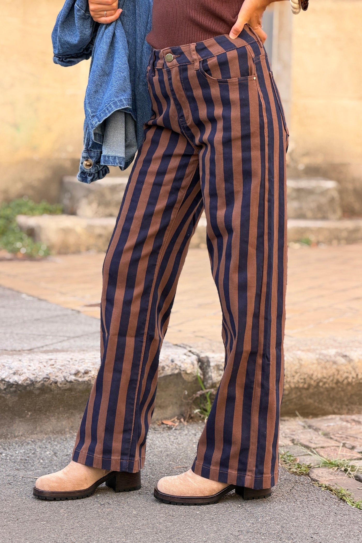 Pantalon jean rayures verticales marron et bleu marine wide leg