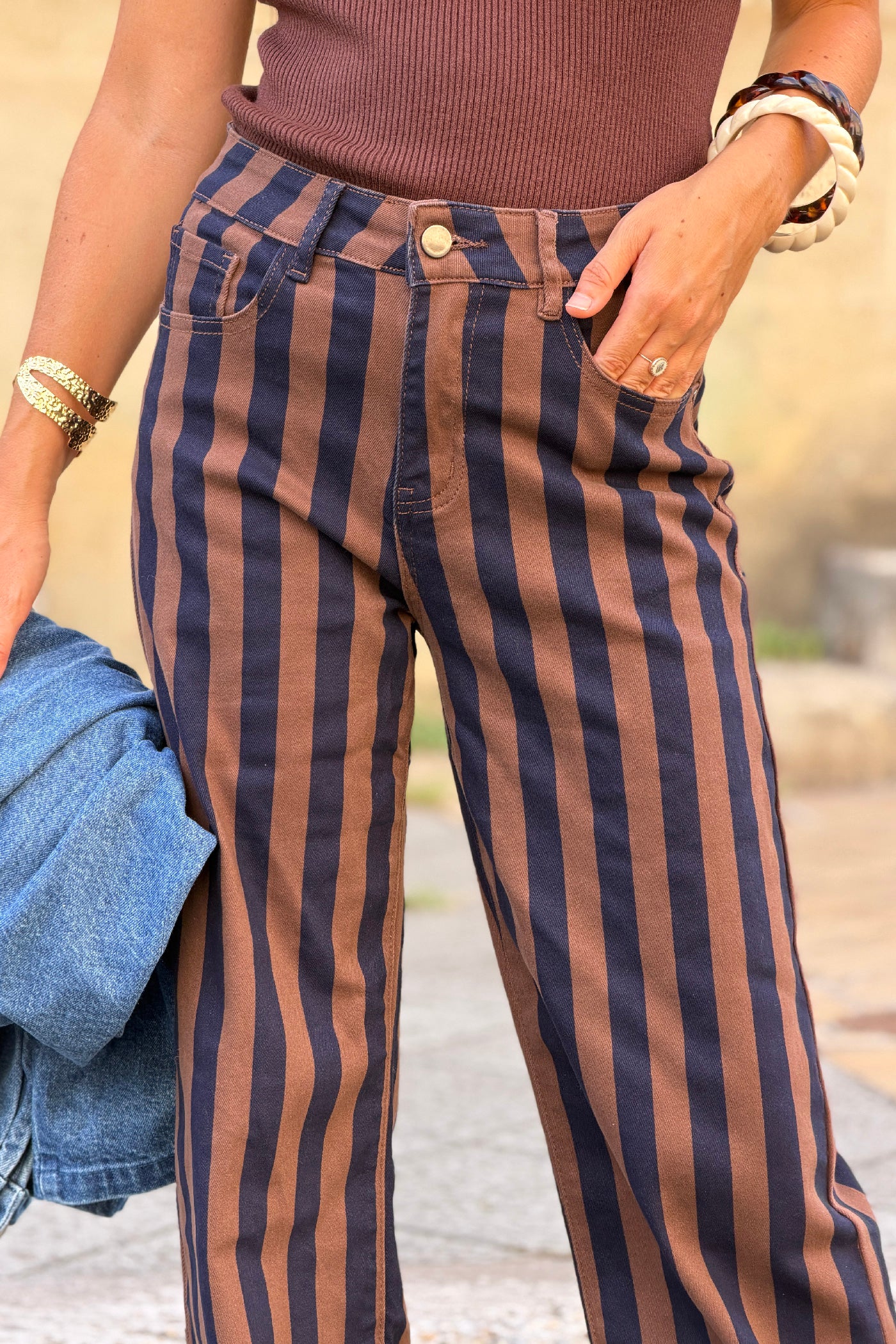 Pantalon jean rayures verticales marron et bleu marine wide leg