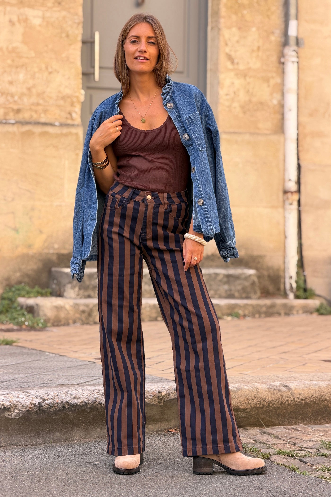 Pantalon jean rayures verticales marron et bleu marine wide leg