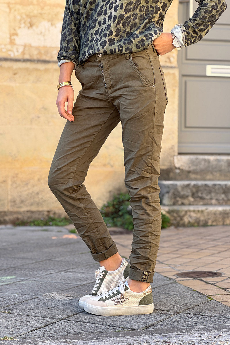 Pantalon kaki boutonné coupe slim liseré brillant à la cheville