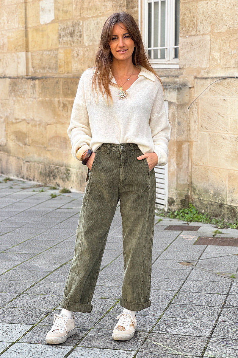 Pantalón de pana color caqui, corte chino recto con pinzas