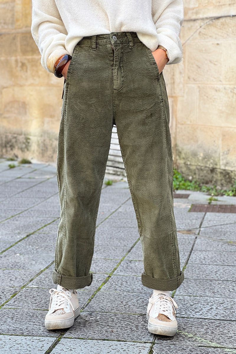Pantalón de pana color caqui, corte chino recto con pinzas