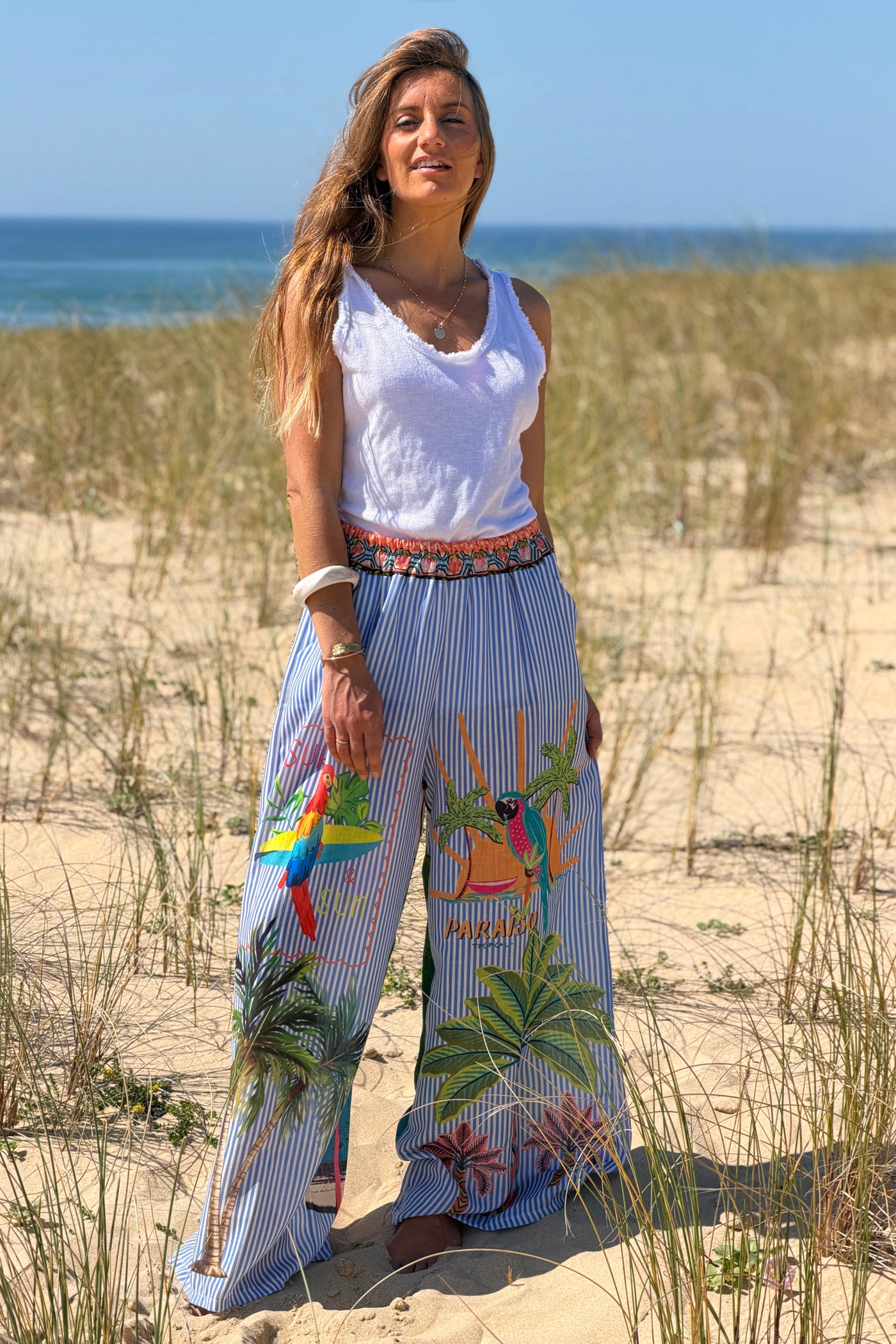 Pantalon large à rayures bleues imprimé perroquet et palmiers colorés taille élastique